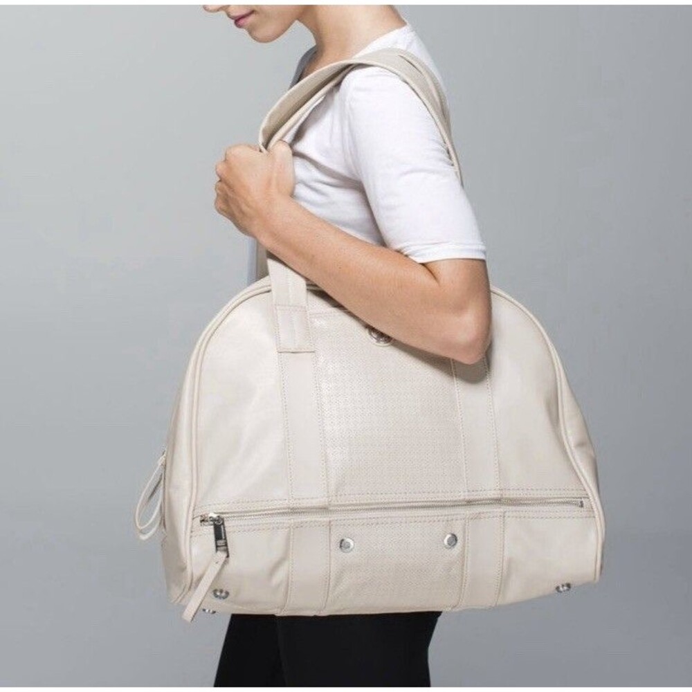Lululemon  Om For All Bag gym/ travel .cream 23”x16” Flaw